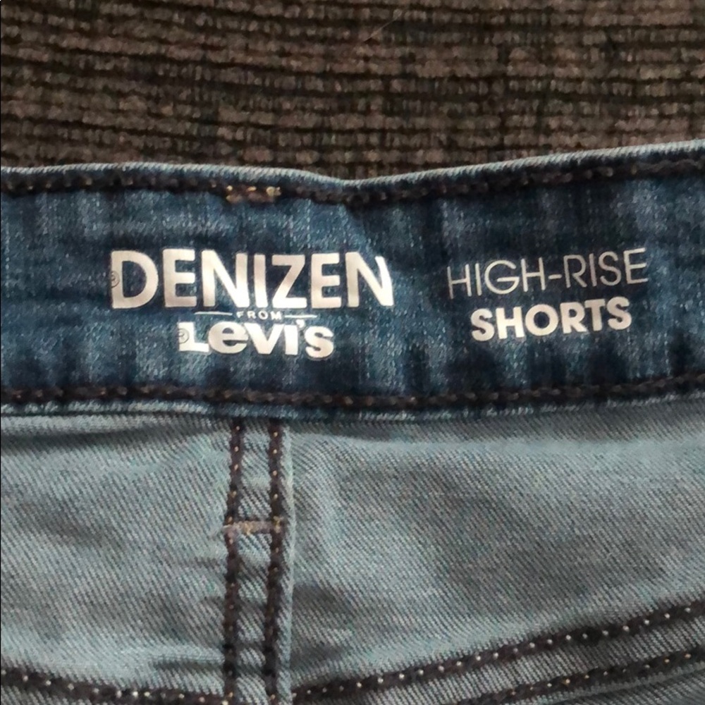 Levi’s High Rise Shorts - Picture 2 of 4